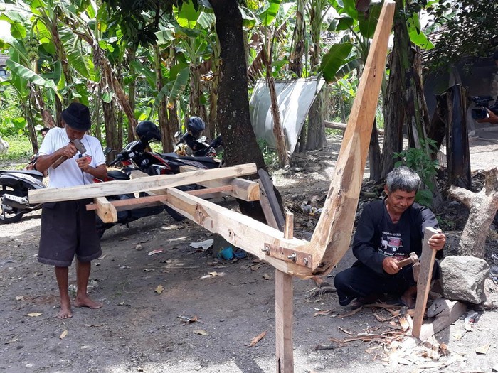 Bengkel gerobak sapi di Pedukuhan Karangasem, Kalurahan Gilangharjo, Kapanewon Pandak, Bantul.