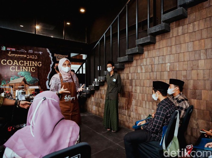 Ngopi tidak hanya telah menjadi lifestyle masyarakat Indonesia, namun terdapat peluang bisnis di dalamnya. Di Banyuwangi kini banyak anak muda yang mencoba peluang di ekosistem pengolahan kopi. Memfasilitasi anak-anak muda menjadi entrepreneur kopi, Banyuwangi menggelar Banyuwangi Coffee Week di Gedung Djuang 45, 25-27 Februari.