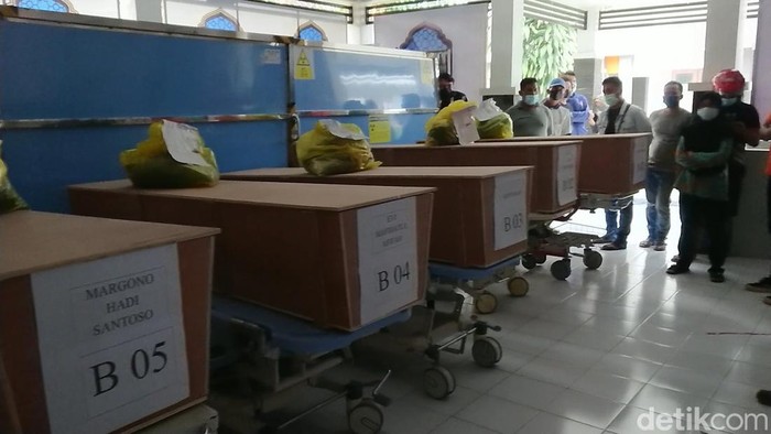 bus tertabrak kereta api di tulungagung