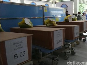 Suasana Duka Selimuti Proses Penyerahan Jenazah Korban Bus Tertabrak KA