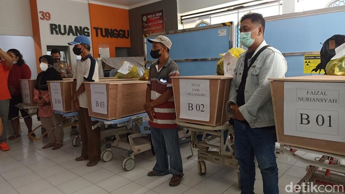 bus tertabrak kereta api di tulungagung