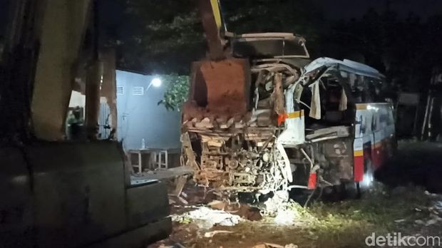 bus tertabrak kereta api di tulungagung