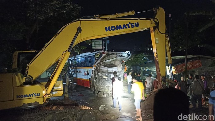 bus tertabrak kereta api di tulungagung