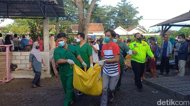 bus tertabrak kereta di tulungagung