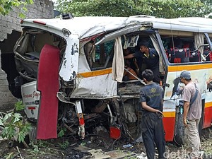 Penampakan Bus Wisata Ditabrak Kereta di Tulungagung