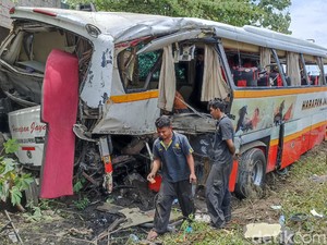 Detik-detik Bus Wisata Tertabrak Kereta Api Tewaskan 5 Orang di Tulungagung
