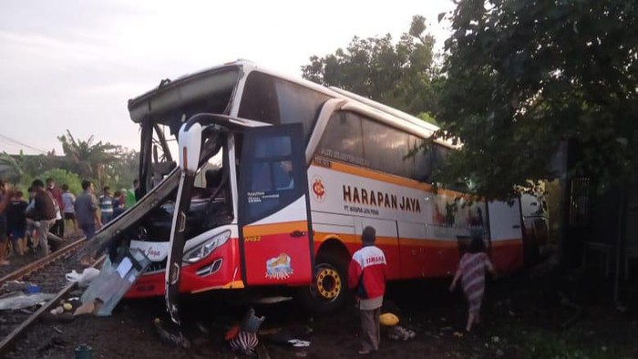 bus tertabrak kereta di tulungagung