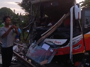 Bus Tertabrak Kereta Api Tewaskan 4 Orang Ganggu Jadwal Perjalanan KA