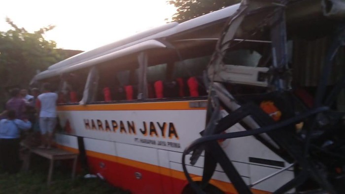 bus tertabrak kereta di tulungagung