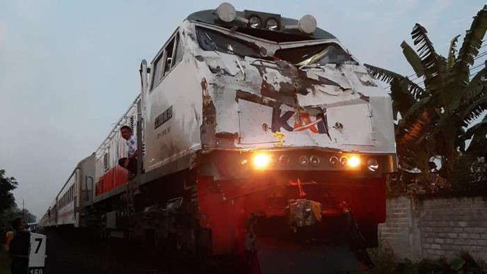 bus tertabrak kereta di tulungagung