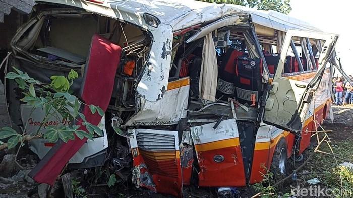bus tertabrak kereta di tulungagung