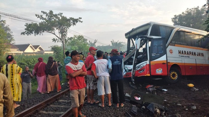 bus tertabrak kereta di tulungagung