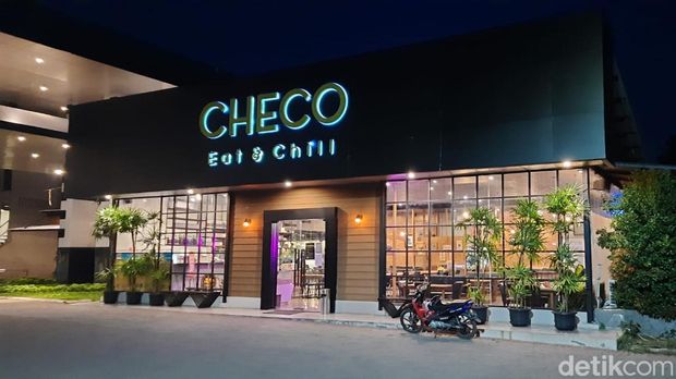 Checo; eat&chill.