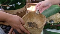 Pengunjung membayar menggunakan mata uang pring di pasar Papringan Ngaiprono, Kedu, Temanggung, Jawa Tengah.
