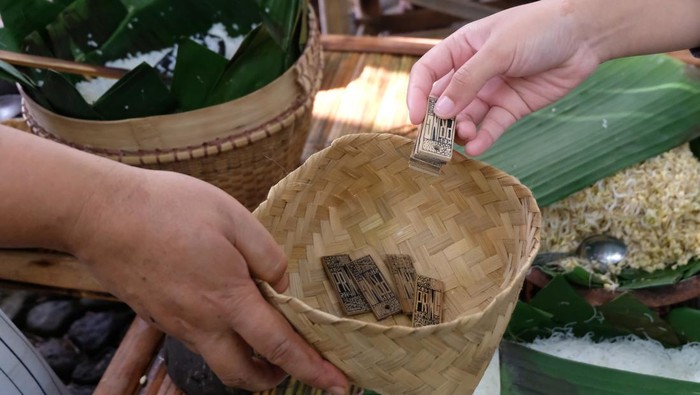 Suasana interaksi pengunjung dengan pedagang di pasar Papringan Ngaiprono, Kedu, Temanggung, Jawa Tengah, Minggu (27/2/2022). Setelah tutup selama dua tahun akibat pandemi COVID-19, wisata pendidikan dan kuliner pasar Papringan yang pembayarannya menggunakan uang bambu kembali dibuka guna memulihkan perekonomian masyarakat melalui pariwisata. ANTARA FOTO/Anis Efizudin/aww.