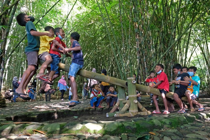 Suasana interaksi pengunjung dengan pedagang di pasar Papringan Ngaiprono, Kedu, Temanggung, Jawa Tengah, Minggu (27/2/2022). Setelah tutup selama dua tahun akibat pandemi COVID-19, wisata pendidikan dan kuliner pasar Papringan yang pembayarannya menggunakan uang bambu kembali dibuka guna memulihkan perekonomian masyarakat melalui pariwisata. ANTARA FOTO/Anis Efizudin/aww.