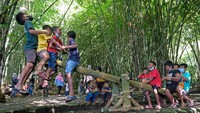 Sejumlah anak bermain jungkat-jungkit bambu di pasar Papringan Ngaiprono, Kedu, Temanggung, Jawa Tengah.
