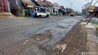 Lubang di Jalan tersebut cukup dalam, apalagi setelah diguyur hujan, kondisi jalan rusak tersebut membahayakan para pengguna jalan.