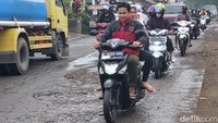 Salah satu pengendara, Rian (34) mengeluhkan kondisi tersebut. Rian mengatakan sudah lama jalan rusak dan belum ada perbaikan.