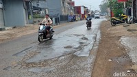Rian mengaku, setahun ini sudah dua kali ganti shockbraker motornya karena pecah, belum lagi banyak bocor. Rian berharap ada perbaikan jalan tersebut.
