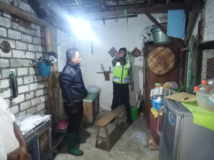 Diduga depresi karena menganggur, seorang pria di Lamongan nekat mengakhiri hidupnya. Korban ditemukan tewas gantung diri di blandar dapur rumah tinggalnya.
