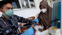 Sedikitnya 62 orang nakes gabungan IPDN Kemendagri, TNI AL dan relawan Covid-19 diterjunkan kedua lokasi vaksinasi di Kabupaten Kendal yakni Pondok Pesantren Modern Selamet dan PT Mas Arya Indonesia Boja. 