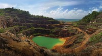 Open pit nam salu adalah kawasan bekas tambang timah bawah tanah, berupa lubang besar yang di tengah-tengahnya terdapat danau nan cantik dan terowongan bawah tanah dibawahnya. Untuk mengeksplore geosite open pit nam salu, wisatawan bisa berjalan kaki/hiking ataupun menggunakan sepeda motor kurang lebih 600 meter dengan didampingi oleh lokal guide. Foto: Disbudpar Belitung Timur