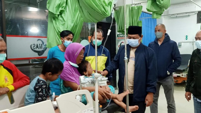 Gubernur Kalsel, Sahbirin Noor menjenguk korban keracunan massal Pulau Sewangi di RSUD Anshari Saleh Banjarmasin.
