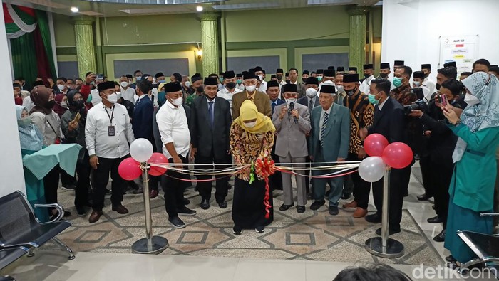 Pondok Modern Darussalam Gontor (PMDG) membangun sebuah rumah sakit. Diberi nama RS Yasyfin Darussalam Gontor, rumah sakit 3 lantai dengan luas 10.982 meter persegi ini resmi dibuka Gubernur Jawa Timur Khofifah Indar Parawansa, Sabtu (26/2/2022).