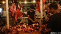 Selain itu, rencana mogok jualan ini batal lantaran pemerintah belakangan berkomitmen untuk menjamin pasokan sapi ke wilayah Jawa sebanyak 78.000 ekor hingga lebaran nanti.