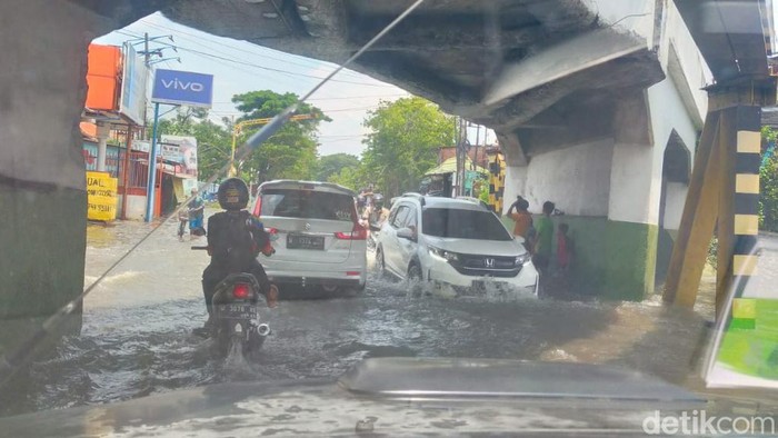 Jalan Gempol Pasuruan banjir