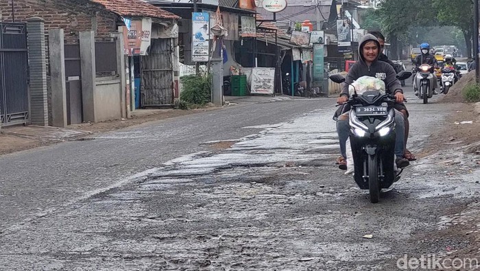 Jalan rusak di Kabupaten Bandung.