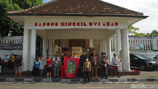Para pecinta dan pelestari wayang dari Lintas Komunitas Wayang Merdeka melakukan jalan sehat bersama wayang di Alun-Alun Selatan Yogyakarta, Minggu (27/2/2022).