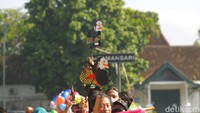 Jalan sehat bersama wayang menarik animo warga yang sedang berolahraga di kawasan alun-alun selatan.