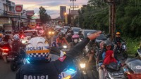 Polisi berupaya mengurai macet di jalur Puncak Bogor.