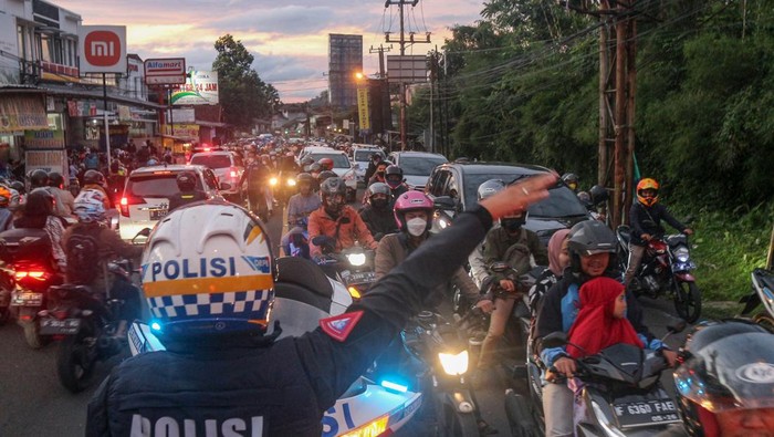 Kepadatan kendaraan menuju jalur wisata Puncak di Ciawi, Kabupaten Bogor, Jawa Barat, Minggu (27/2/2022). Tingginya antusiasme masyarakat untuk berwisata pada libur akhir pekan dan libur Isra Miraj Nabi Muhammad SAW, mengakibatkan kepadatan kendaraan di jalur Puncak Bogor sehingga Satlantas Polres Bogor melakukan rekayasa buka tutup jalur untuk mengurai kepadatan kendaraian. ANTARA FOTO/Yulius Satria Wijaya/YU
