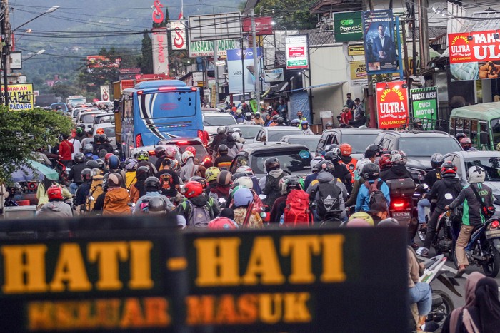 Kepadatan kendaraan menuju jalur wisata Puncak di Ciawi, Kabupaten Bogor, Jawa Barat, Minggu (27/2/2022). Tingginya antusiasme masyarakat untuk berwisata pada libur akhir pekan dan libur Isra Miraj Nabi Muhammad SAW, mengakibatkan kepadatan kendaraan di jalur Puncak Bogor sehingga Satlantas Polres Bogor melakukan rekayasa buka tutup jalur untuk mengurai kepadatan kendaraian. ANTARA FOTO/Yulius Satria Wijaya/YU