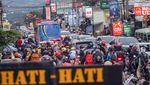 Ampun! Jalur Wisata Puncak Padat Banget