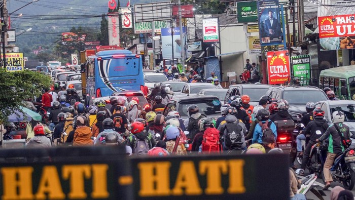 Kepadatan kendaraan menuju jalur wisata Puncak di Ciawi, Kabupaten Bogor, Jawa Barat, Minggu (27/2/2022). Tingginya antusiasme masyarakat untuk berwisata pada libur akhir pekan dan libur Isra Miraj Nabi Muhammad SAW, mengakibatkan kepadatan kendaraan di jalur Puncak Bogor sehingga Satlantas Polres Bogor melakukan rekayasa buka tutup jalur untuk mengurai kepadatan kendaraian. ANTARA FOTO/Yulius Satria Wijaya/YU