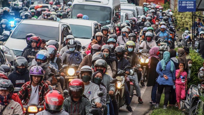 Kepadatan kendaraan menuju jalur wisata Puncak di Ciawi, Kabupaten Bogor, Jawa Barat, Minggu (27/2/2022). Tingginya antusiasme masyarakat untuk berwisata pada libur akhir pekan dan libur Isra Miraj Nabi Muhammad SAW, mengakibatkan kepadatan kendaraan di jalur Puncak Bogor sehingga Satlantas Polres Bogor melakukan rekayasa buka tutup jalur untuk mengurai kepadatan kendaraian. ANTARA FOTO/Yulius Satria Wijaya/YU