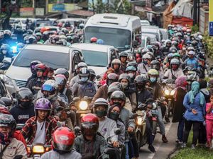 Macet Belasan Jam di Puncak: Ngaku Aja, Pengendara +62 Suka Serobot Tak Punya Empati