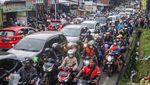Ampun! Jalur Wisata Puncak Padat Banget