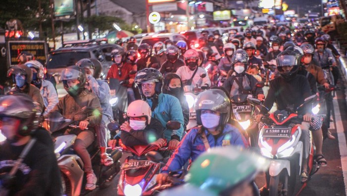 Kepadatan kendaraan menuju jalur wisata Puncak di Ciawi, Kabupaten Bogor, Jawa Barat, Minggu (27/2/2022). Tingginya antusiasme masyarakat untuk berwisata pada libur akhir pekan dan libur Isra Miraj Nabi Muhammad SAW, mengakibatkan kepadatan kendaraan di jalur Puncak Bogor sehingga Satlantas Polres Bogor melakukan rekayasa buka tutup jalur untuk mengurai kepadatan kendaraian. ANTARA FOTO/Yulius Satria Wijaya/YU