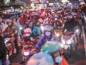 Horor Macet Belasan Jam Puncak, Wisatawan Joged di Jalan