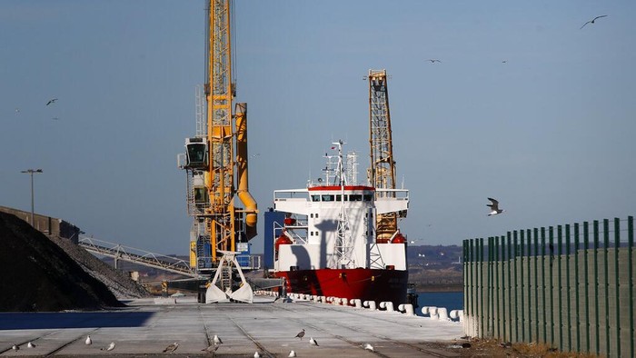 Kapal Kargo Rusia Dicegat Pasukan Prancis Imbas Invasi ke Ukraina A Russian flag cargo ship docks in the port of Boulogne-sur-Mer, northern France, Saturday, Feb. 26, 2022 . French officials say marines patrolling the English Channel area have intercepted a cargo ship sailing under the Russian flag and escorted it to the port of Boulogne-Sur-Mer for an investigation. The interception of the ship, carrying cars, early Saturday was triggered by financial sanctions levied days ago against Russia for its invasion of the Ukraine. (AP Photo/Michel Spingler)