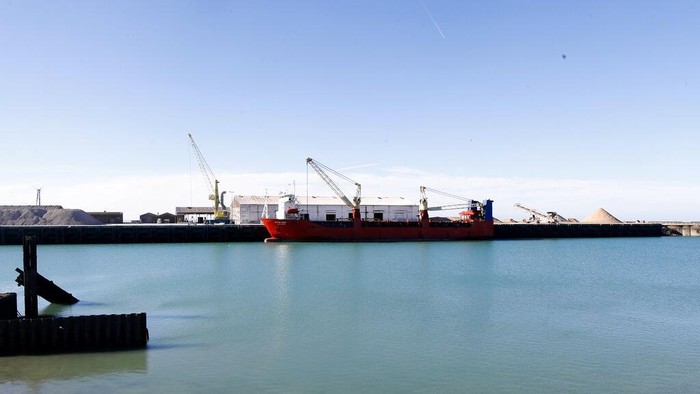 Kapal Kargo Rusia Dicegat Pasukan Prancis Imbas Invasi ke Ukraina A Russian flag cargo ship docks in the port of Boulogne-sur-Mer, northern France, Saturday, Feb. 26, 2022 . French officials say marines patrolling the English Channel area have intercepted a cargo ship sailing under the Russian flag and escorted it to the port of Boulogne-Sur-Mer for an investigation. The interception of the ship, carrying cars, early Saturday was triggered by financial sanctions levied days ago against Russia for its invasion of the Ukraine. (AP Photo/Michel Spingler)