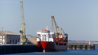 Pasukan Prancis mengawalnya ke pelabuhan Boulogne-Sur-Mer untuk penyelidikan.