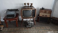 Sisa koleksinya ada di rumah kediaman pribadi miliknya. Rumah itu bahkan sudah dapat disebut sebagai museum pribadi. Akan tetapi, ia enggan untuk menjadikan rumahnya sebagai museum karena tanggung jawab moralnya cukup tinggi. (Siti Fatimah/detikTravel)