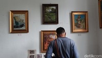 Yudi mengaku terinspirasi dari temannya sesama kolektor barang antik. “Saya terinspirasi teman saya di Jakarta, dia mengoleksi barang ke-Sukabumi-an, private collection saringan teh Goalpara. saya berpikir loh kok Goalpara ada di Sukabumi, saya orang Sukabumi masa sih saya teu boga (tidak punya), dari situ saya terpacu nyelamatin barang-barang Sukabumi,” ujarnya. (Siti Fatimah/detikTravel)