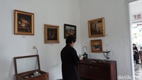 Beberapa koleksi yang memiliki nilai sejarah Kota Sukabumi yaitu seperti kwitansi rumah sakit Gementee Zieken Huis (sekarang RSUD Syamsudin), saringan teh Goalpara, tempat susu dari hotel Victoria (saat ini menjadi Gedung Djuang 45), saham perkebunan tempo dulu dan beberapa potret bioskop, jalan serta aktivitas warga zaman dulu. (Siti Fatimah/detikTravel)